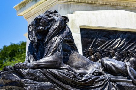 Téléchargez les photos : Washington DC, États-Unis ; 2 juin 2023 : Monument en bronze du lion devant la capitale des États-Unis d'Amérique, située à Washington DC qui est la capitale fédérale des États-Unis. - en image libre de droit