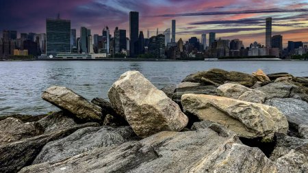 Foto de El horizonte de Nueva York visto desde el muelle del acantilado rocoso y con vistas a Long Island es una gran isla que se extiende desde el este de la Gran Manzana (EE.UU.). - Imagen libre de derechos