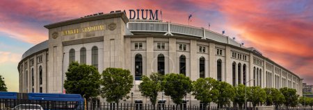Foto de Nueva York, Estados Unidos; 3 de junio de 2023: Espectacular vista panorámica del famoso estadio de béisbol Yankee en el Bronx. - Imagen libre de derechos