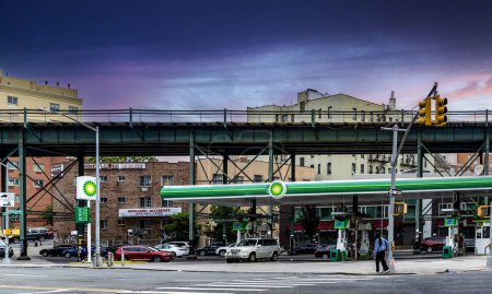Foto de Nueva York, Estados Unidos; 3 de junio de 2023: Grand Concourse Avenue en el barrio del Bronx de Nueva York, con las vías del ferrocarril en el aire sobre los edificios. - Imagen libre de derechos