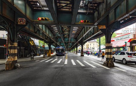 Foto de Nueva York, Estados Unidos; 3 de enero de 2024: Una de las secciones de la Grand Concourse Avenue en el barrio del Bronx, con rieles de metro en el aire. - Imagen libre de derechos