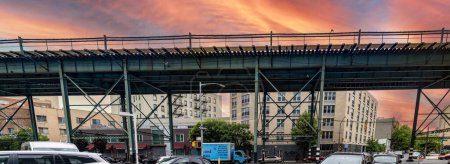 Foto de Típicas vías de tren y metro del Bronx, un barrio de la Gran Manzana, bajo un hermoso cielo naranja. - Imagen libre de derechos