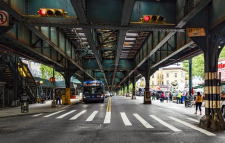 Foto de Nueva York, Estados Unidos; 3 de enero de 2024: Una de las secciones de la Grand Concourse Avenue en el barrio del Bronx, con rieles de metro en el aire en la ciudad. - Imagen libre de derechos