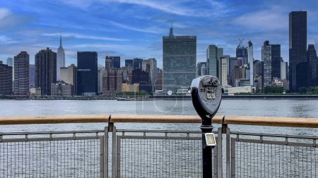 Foto de Paseando por el muelle de observación y observador con prismáticos de Long Island es una isla que se extiende desde el este de la ciudad de Nueva York (EE.UU.). - Imagen libre de derechos
