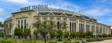 Téléchargez les photos : New York, États-Unis ; 3 juin 2023 : Vue panoramique spectaculaire par une journée ensoleillée avec ciel bleu du célèbre stade de baseball Yankee dans le Bronx. - en image libre de droit