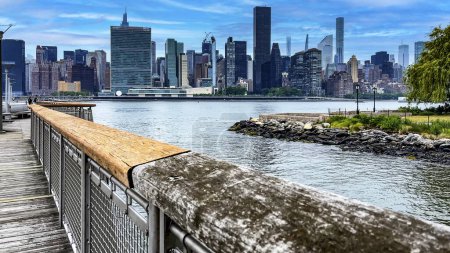 Téléchargez les photos : Vue sur l'horizon de New York depuis la jetée de la falaise de pierre et vue sur Long Island qui est une grande île qui s'étend de l'est de la Big Apple et Manhattan (États-Unis). - en image libre de droit