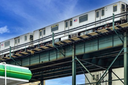 Foto de Tranvía, metro y skytrain sobre los rieles del Bronx, un barrio de Nueva York (Estados Unidos)). - Imagen libre de derechos