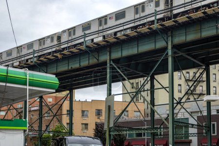 Foto de Nueva York, Estados Unidos; 3 de junio de 2023: El tranvía aéreo, tren o metro que corre sobre los rieles en el Bronx, en el distrito de Big Apple de Nueva York (Estados Unidos)). - Imagen libre de derechos