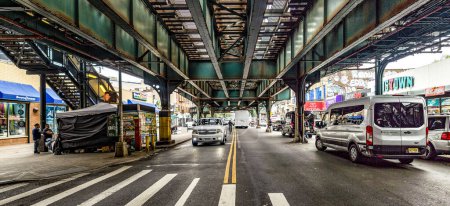 Foto de Nueva York, Estados Unidos; 3 de enero de 2024: The Grand Concourse Avenue in the Bronx borough, with subway tracks in the air in New York City. - Imagen libre de derechos