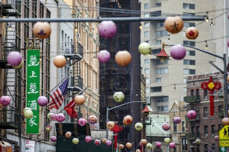Foto de Nueva York, Estados Unidos; 3 de junio de 2023: Decoración típica de Chinatown, el bullicioso barrio muy poblado de faroles, influenciado por la cultura asiática donde se celebra el Año Nuevo Chino.. - Imagen libre de derechos