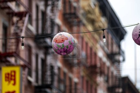 Foto de Nueva York, Estados Unidos; 3 de junio de 2023: Chinatown, el bullicioso barrio cargado de linternas e influenciado por Asia donde se celebra el Año Nuevo Chino. - Imagen libre de derechos