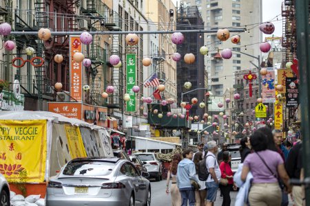 Foto de Nueva York, Estados Unidos; 3 de junio de 2023: Gente paseando por Chinatown, el bullicioso vecindario cargado de linternas e influenciado por Asia donde se celebra el Año Nuevo Chino. - Imagen libre de derechos