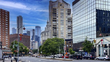 Foto de Nueva York, Estados Unidos; 3 de enero de 2024: La famosa Grand Concourse Avenue en el Bronx, un barrio famoso y típico de la Gran Manzana, bajo un cielo azul. - Imagen libre de derechos