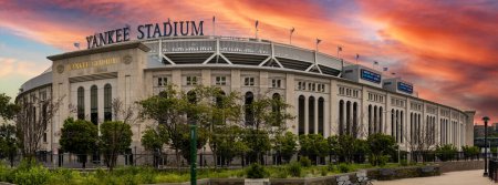 Foto de Nueva York, Estados Unidos; 3 de junio de 2023: Espectacular vista panorámica del famoso Estadio Yankee en el Bronx al amanecer o al atardecer con cielo naranja. - Imagen libre de derechos