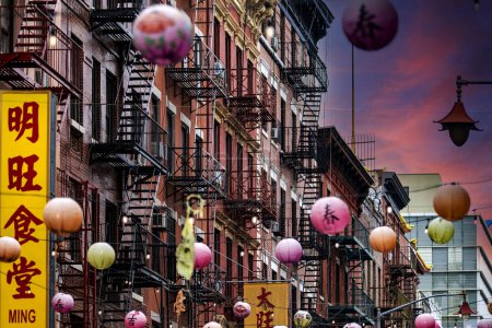 Foto de Típica fachada y decoración de Chinatown en Nueva York (Estados Unidos), donde se celebra el Año Nuevo Chino con faroles rojos y luces de colores. - Imagen libre de derechos