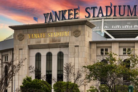 Foto de Nueva York, Estados Unidos; 3 de junio de 2023: Entrada y señal en el Yankee Stadium en el Bronx, uno de los mejores y más grandes parques de pelota con un hermoso cielo al amanecer. - Imagen libre de derechos