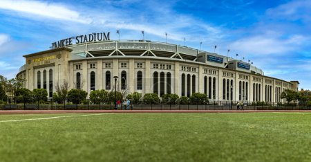 Foto de Nueva York, Estados Unidos; 3 de enero de 2024: Vista panorámica del Yankee Stadium, el recinto deportivo ubicado en el distrito de The Bronx, al norte de la Gran Manzana. - Imagen libre de derechos