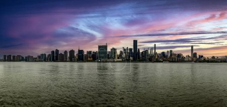 Foto de El horizonte de la Gran Manzana visto al atardecer desde Long Island, que es una isla que se extiende a través de Nueva York (EE.UU.) y uno de los mejores puntos de vista en Manhattan. - Imagen libre de derechos