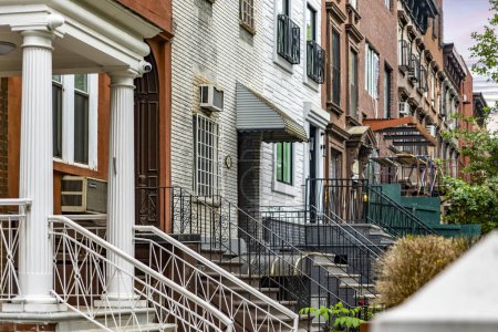 Foto de Foto de casas unifamiliares en el barrio Williamsburg en Nueva York (Estados Unidos), hogar de una de las comunidades judías ortodoxas más grandes de los Estados Unidos de América. - Imagen libre de derechos
