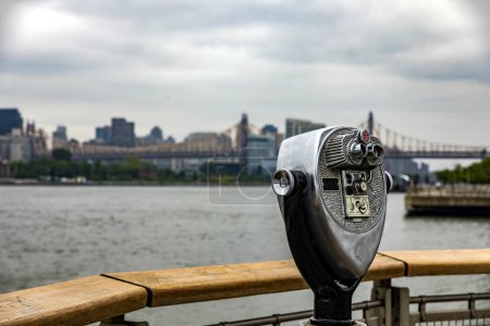 Foto de El horizonte de Manhattan con un prisma de Long Island que es una isla que se extiende a través de Nueva York (EE.UU.) desde donde se pueden ver los rascacielos de la Gran Manzana. - Imagen libre de derechos