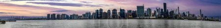 Foto de Gran vista panorámica del horizonte de la Gran Manzana vista al atardecer desde Long Island, que es una isla que se extiende a través de Nueva York (EE.UU.) y uno de los mejores puntos de vista en Manhattan. - Imagen libre de derechos