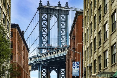 Photo for New York, USA; June 3, 2023: Sunny day in Dumbo, the trendy Brooklyn neighborhood with picturesque views of the Manhattan skyline and its bridge, famous in New York City (USA). - Royalty Free Image