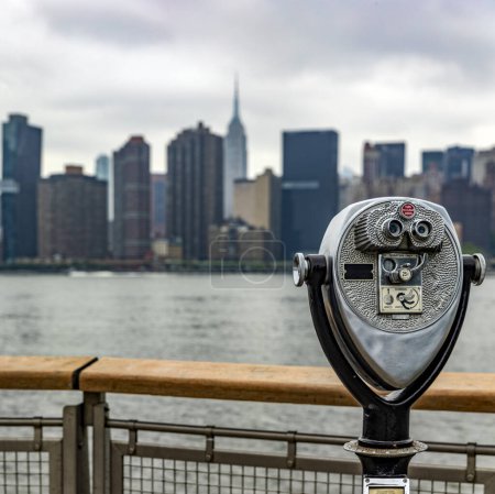 Téléchargez les photos : Vue panoramique sur la skyline de Manhattan avec un prisme de Long Island qui est une île qui s'étend à travers New York (États-Unis) d'où vous pouvez voir les gratte-ciel de la Big Apple. - en image libre de droit