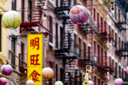 Foto de Chinatown es un barrio muy animado, muy poblado de faroles, influenciado por la cultura asiática donde se celebra el Año Nuevo Chino en Nueva York (EE.UU.). - Imagen libre de derechos