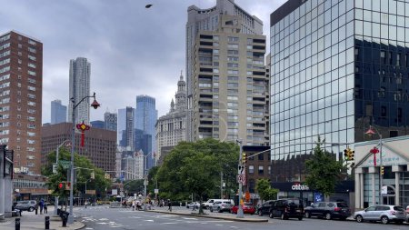 Foto de Nueva York, Estados Unidos; 3 de enero de 2024: La famosa Grand Concourse Avenue en el Bronx es un barrio famoso y típico de la Gran Manzana.. - Imagen libre de derechos