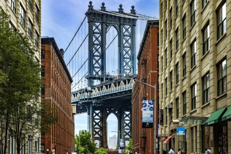 Téléchargez les photos : New York, États-Unis ; 3 juin 2023 : Journée ensoleillée à Dumbo le quartier branché de Brooklyn avec vue pittoresque sur les toits et le pont de Manhattan. - en image libre de droit