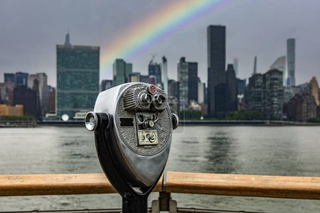 El horizonte de Manhattan con un arco iris visto con un prisma de Long Island, que es una isla que se extiende a través de Nueva York (EE.UU.) desde donde se pueden ver los rascacielos de la Gran Manzana.