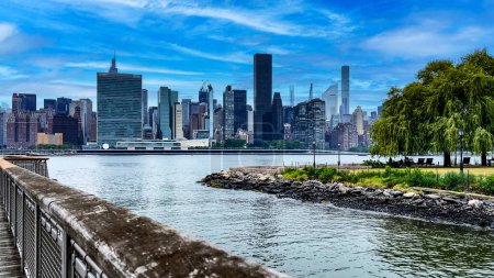 Foto de Vista panorámica del horizonte de Nueva York desde el muelle del acantilado de piedra y el mirador de Long Island, que es una gran isla que se extiende desde el este de la Gran Manzana y Manhattan (EE.UU.). - Imagen libre de derechos