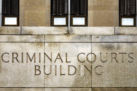 El letrero de entrada a los edificios de la corte penal en Nueva York (EE.UU.), donde los criminales son condenados penalmente y sentenciados por los Estados Unidos de América.