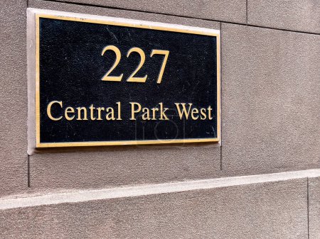 Firme en el 227 Central Park West en Manhattan, en la Gran Manzana, Nueva York, Estados Unidos de América.