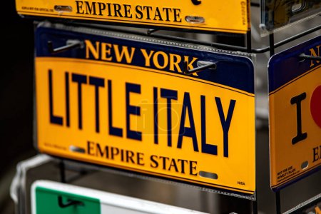 Téléchargez les photos : Souvenirs de différentes affiches, comme l'accueil à Little Italy, un quartier de New York (USA), plein de restaurants et de magasins appartenant à la culture italienne. - en image libre de droit