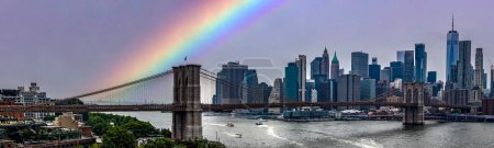 Foto de Vista panorámica del puente de Brooklyn con el arco iris que une los barrios de Manhattan y Brooklyn en Nueva York (EE.UU.) este puente es uno de los más famosos y conocidos en la Gran Manzana. - Imagen libre de derechos