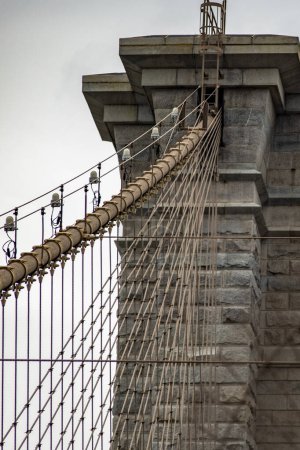 Téléchargez les photos : Vue du pont de Brooklyn reliant les arrondissements de Manhattan et Brooklyn à New York (États-Unis). C'était le plus grand pont suspendu au monde, durée record jusqu'en 1889. - en image libre de droit