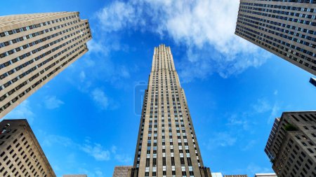 Das Rockefeller Center Gebäude, eines der größten und berühmtesten Wolkenkratzer in Manhattan, ist Teil der typischen Kulisse der New Yorker Skyline (USA)).