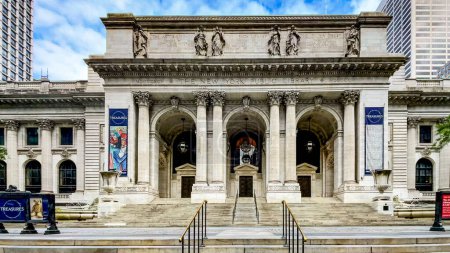 Téléchargez les photos : New York, États-Unis ; 23 janvier 2024 : La façade de la fabuleuse bibliothèque publique de Manhattan, l'une des plus importantes au monde et avec le plus de contenu en Amérique car elle a un grand nombre de livres. - en image libre de droit