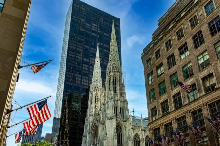 St. Patrick 's Cathedral ist eine neogotisch dekorierte Kathedrale in New York (USA). Es ist das größte in Nordamerika und ein markantes Wahrzeichen der Stadt.