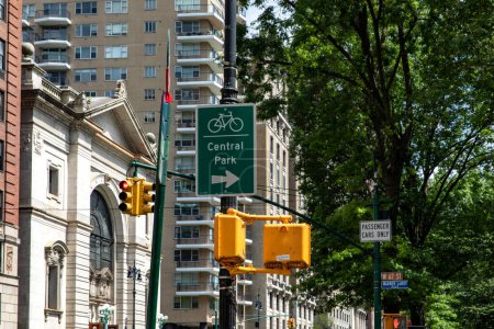 Semáforos y señales en Central Park, un parque urbano público ubicado en el distrito metropolitano de Manhattan, en la Gran Manzana de la Ciudad de Nueva York en los Estados Unidos de América.