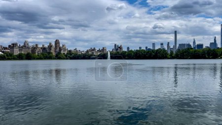 Paseando a lo largo del gran lago en Central Park, que es un parque urbano público ubicado en el distrito metropolitano de Manhattan, Nueva York, (EE.UU.).