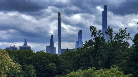 Skyline de Nueva York visto desde Central Park que es un parque urbano público ubicado en el distrito metropolitano de Manhattan, Nueva York (Estados Unidos)).