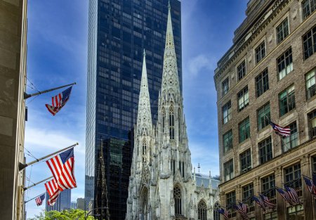St. Patrick 's Cathedral ist eine neogotisch dekorierte Kathedrale in New York (USA). Es ist das größte in Nordamerika und ein markantes Wahrzeichen der Stadt.