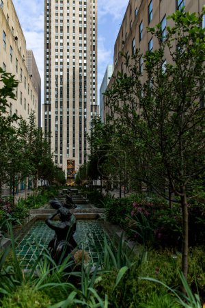 Foto de Nueva York, Estados Unidos; 4 de junio de 2023: El famoso edificio Rockefeller Center ubicado entre las calles 48 y 51 en el famoso barrio Midtown Manhattan de la ciudad de Nueva York, en los Estados Unidos de América - Imagen libre de derechos