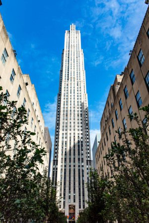 Foto de Nueva York, Estados Unidos; 4 de junio de 2023: Vista panorámica del famoso, icónico y magnífico edificio del Rockefeller Center ubicado entre las calles 48 y 51 en el famoso barrio Midtown Manhattan de Nueva York. - Imagen libre de derechos