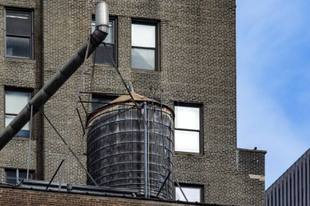Foto de Un tanque de agua de madera en un edificio típico de Manhattan, para abastecer parte de la Gran Manzana y que son típicos en los edificios de la ciudad de Nueva York (EE.UU.). - Imagen libre de derechos