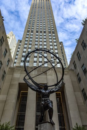 Foto de Nueva York, Estados Unidos; 4 de junio de 2023: Atlas es una estatua de bronce en frente del edificio Rockefeller Center, dentro del patio del Edificio Internacional, en el centro de Manhattan en la ciudad de Nueva York.. - Imagen libre de derechos