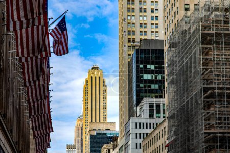 Foto de Las banderas estadounidenses en los edificios de Manhattan, este tipo de banderas están por toda la gran manzana de la ciudad de Nueva York (EE.UU.). - Imagen libre de derechos