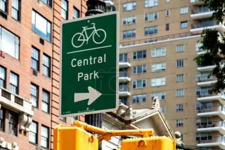 Semáforos y señales en Central Park, un parque urbano público ubicado en el distrito metropolitano de Manhattan, en la Gran Manzana de la Ciudad de Nueva York en los Estados Unidos de América.